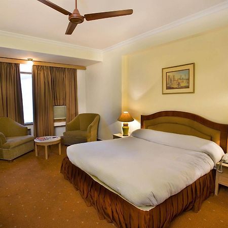 The Bmk Hotel New Delhi Buitenkant foto