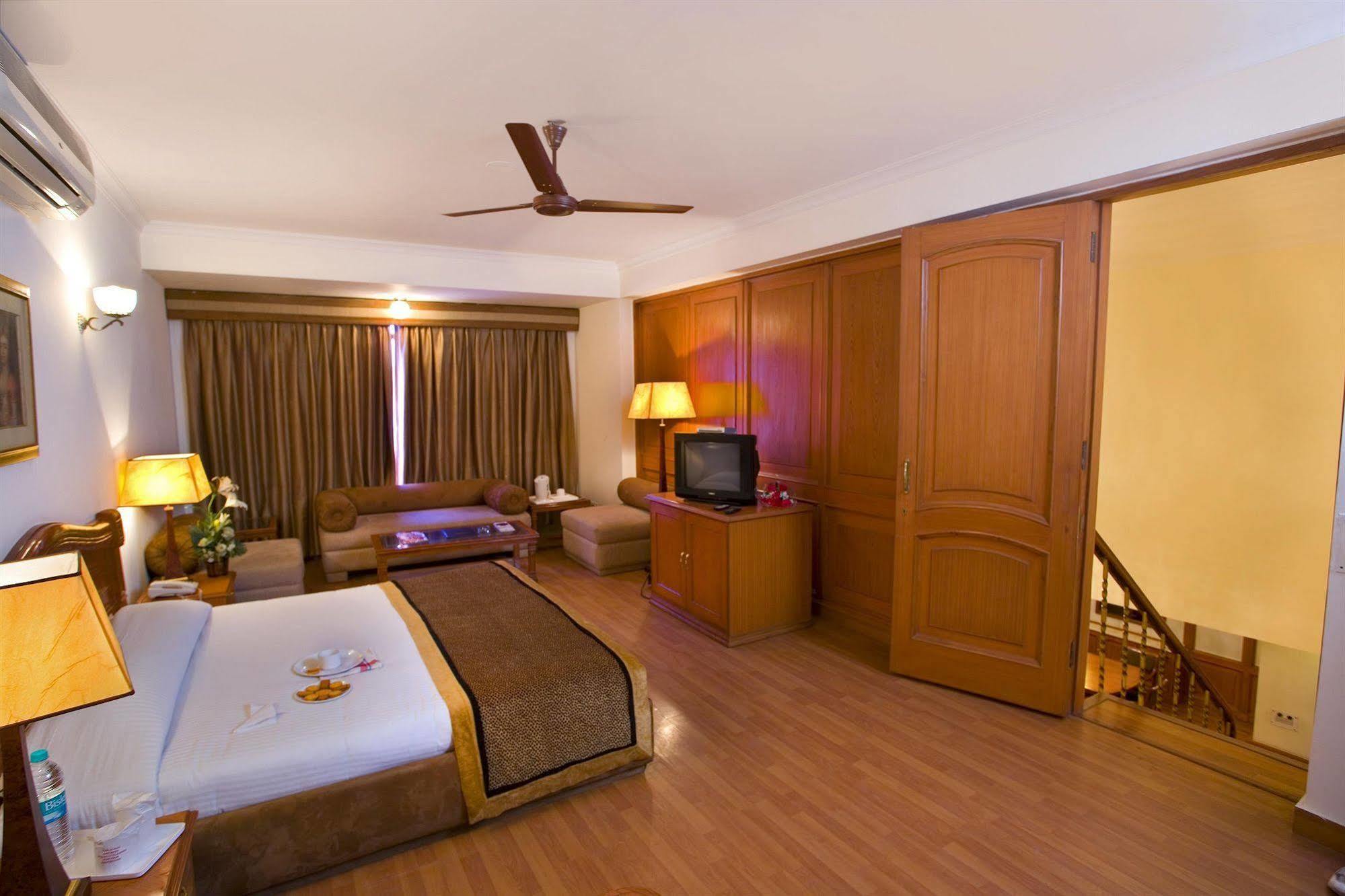 The Bmk Hotel New Delhi Buitenkant foto