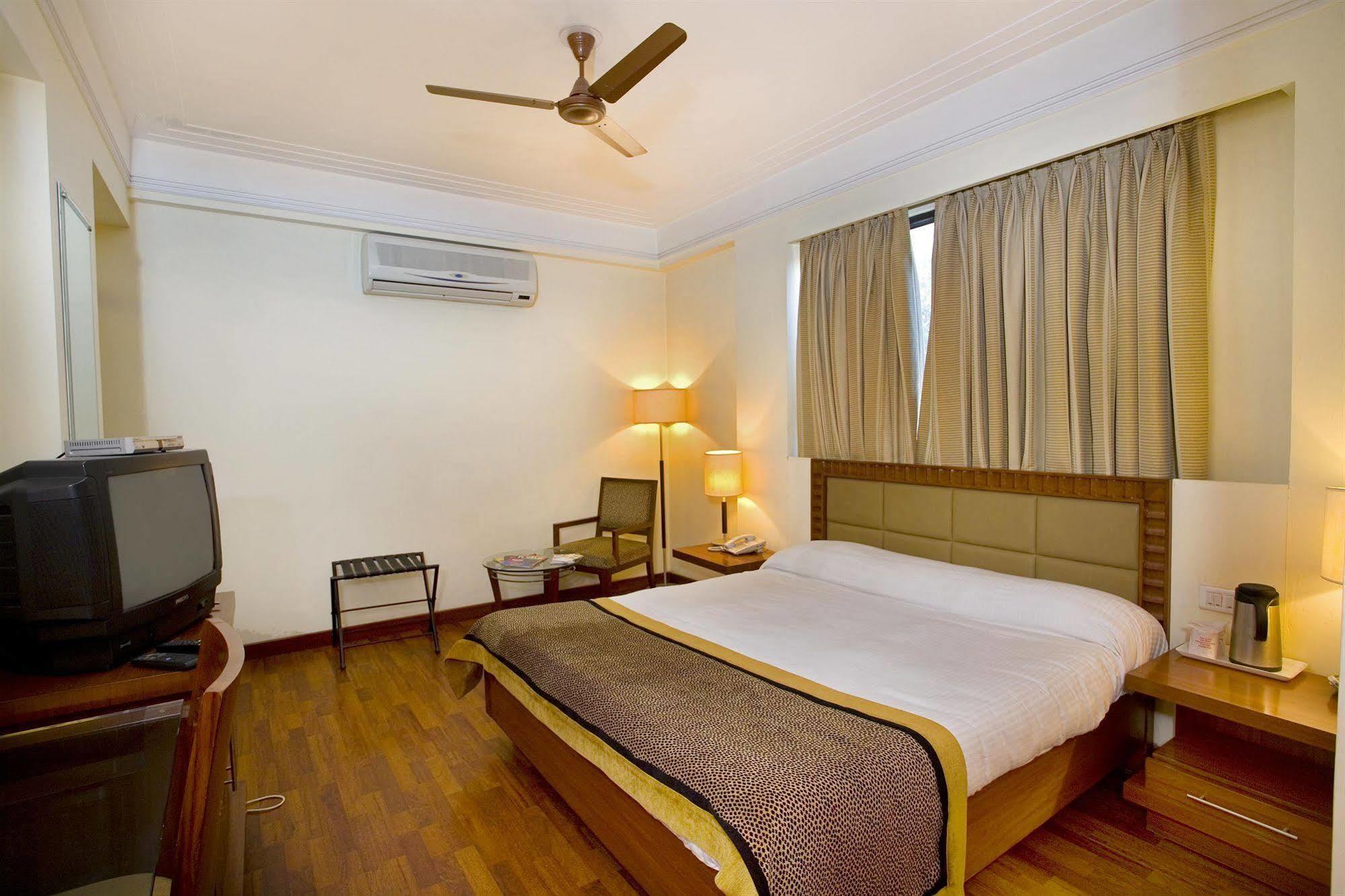 The Bmk Hotel New Delhi Buitenkant foto